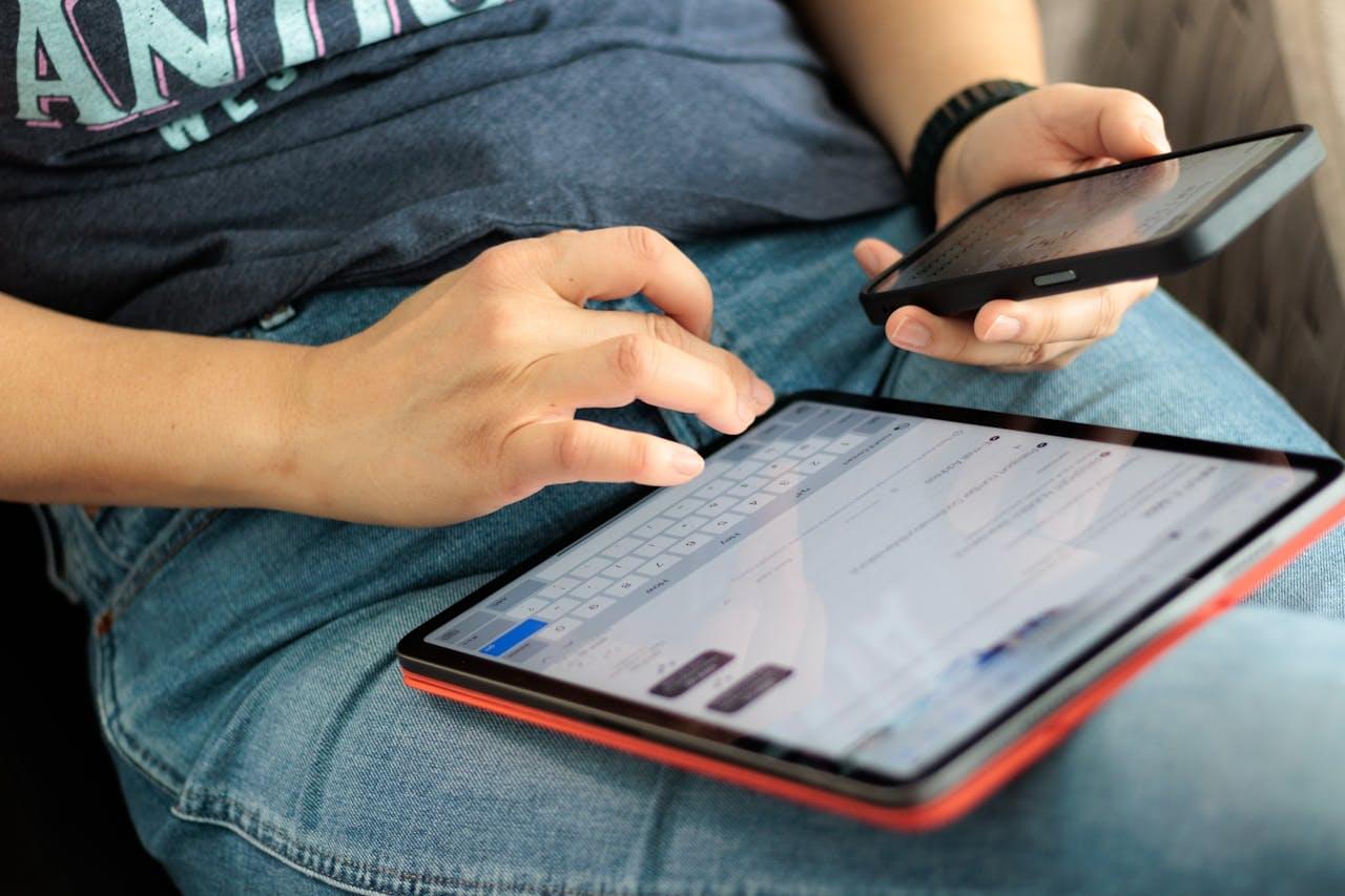 Девушка использует чат-бота на планшете